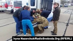 Поранених бійців привезли до Одеси, 14 квітня 2017 року