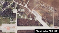 A Planet Labs PBC műholdfelvétele a Szaki légi bázisról a robbanások után, 2022. augusztus 10-én