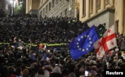 Прихильники грузинської опозиції на мітингу протесту після того, як уряд призупинив заявку на вступ до ЄС до 2028 року. Тбілісі, 28 листопада 2024 року