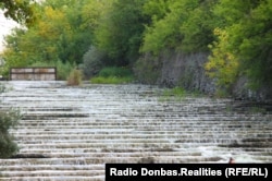 При «ДНР» штучний водоспад поріс травою