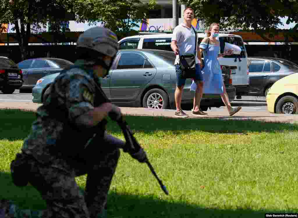 ​A reservist from the Ukrainian Territorial Defense Forces during an urban warfare drill in Kyiv on August 9.