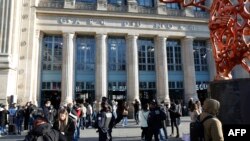 Ljudi ispred ulaza na željezničku stanicu Gare du Nord u Parizu, 7. marta 2025.