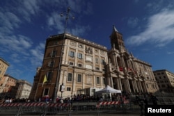 Ljudi stoje u redu ispred crkve Svete Marije Velike u Rimu kako bi odali počast papi Franji, 27. april 2025.