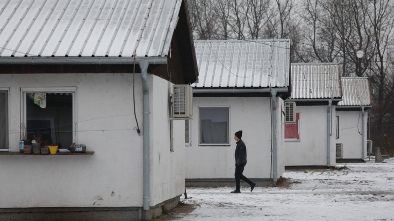 Србија-десетици мигранти преместени во мигрантски кампови