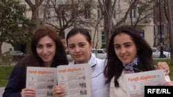 Readers of "Fərqli düşüncə" show off their copies of the newspaper in Baku, Azerbaijan.