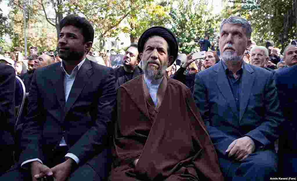 عباس صالحی (راست) وزیر فرهنگ و ارشاد اسلامی، محمدحسن ابوترابی&zwnj;فرد، امام جمعه موقت تهران(وسط)