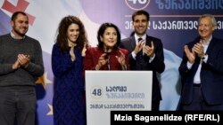 Саломе Зурабішвілі (в центрі) має підтримку партії влади «Грузинська мрія»