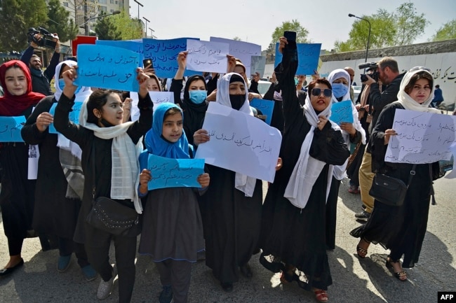 Afghan women and girls protest in front of the Education Ministry in Kabul, demanding the reopening of schools for girls. (file photo)