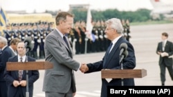Голова Верховної Ради України Леонід Кравчук (праворуч) і президент США Джордж Буш під час урочистої зустрічі в аеропорту. Україна, серпень 1991 року