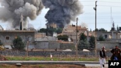 Түркиянын чек арасына жакын жердеги Рас ал-Айн шаарчасы Сириянын аба күчтөрүнүн бомбалоосунан кийин. 13-ноябрь 2012