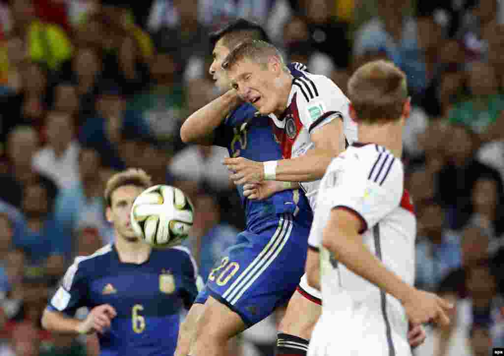 BRAZIL SOCCER FIFA WORLD CUP 2014 -- Bastian Schweinsteiger of Germany (CR) and Sergio Aguero of Argentina (CL) in action during the FIFA World Cup 2014 final between Germany and Argentina at the Estadio do Maracana in Rio de Janeiro, Brazil, 13 July 2014
