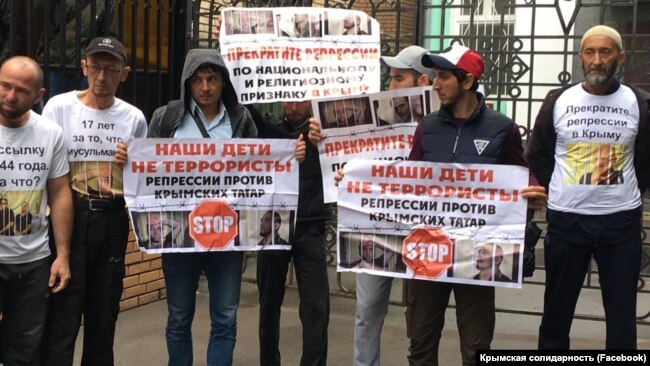 Акция поддержки крымских татар, осужденных по первому бахчисарайскому «делу Хизб ут-Тахрир» у здания Верховного суда России. Москва, 11 июля 2019 года