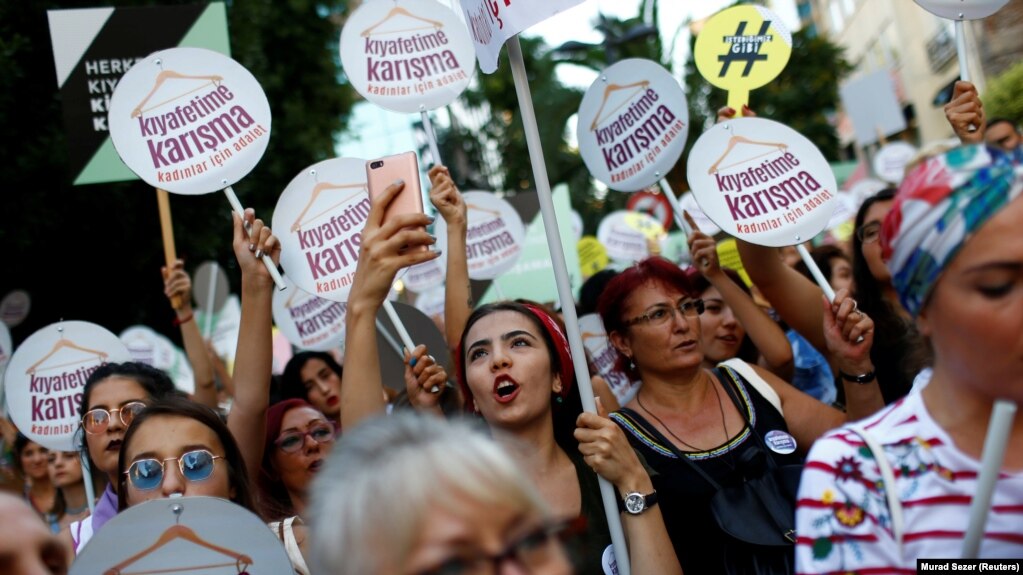 Феминистки и трансгендеры митингуют в Стамбуле