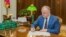 Igor Dodon semnează o lege