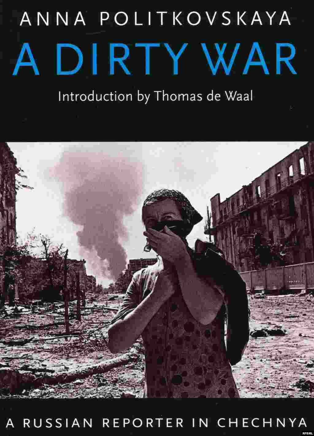 Russia -- Politkovskaya scan of "A Dirty War" 03Oct2007 PolitShow - Politkovskaya Çeçnä suğışındağı waxşileklär turında küp yazdı. "Novaya Gazeta" xäbärçese bularaq ul keşelärne qıynaw, cäberläw häm urlawlar turındağı tikşerenülären ike kitapqa tupladı: "Pıçraq suğış" häm "Cähännäm poçmağı". (azatlıq)