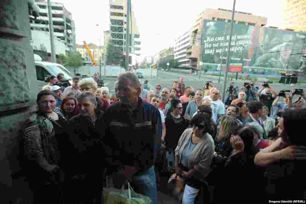 Građani čekaju ispred zgrade Vlade Srbije u Beogradu na razgovor sa premijerom u tehničkom mandatu
