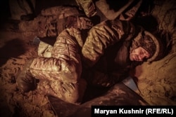  Войници от украинския 108-ми планински щурмови батальон почиват в землянка, покрай село Синковка, Харковска област. Януари, 2024. 