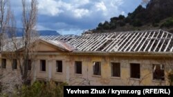 Разграбленная казарма зияет пустыми окнам