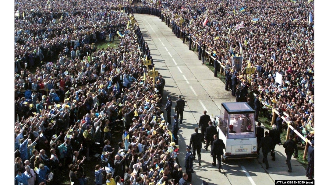 23 червня 2001 року папа Іван Павло II приїхав в Україну, попри спротив Росії