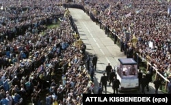 Іван Павло ІІ прибув на папамобілі на іподром на літургію. Львів, 27 червня 2001 року