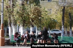 Школьницы сидят на скамейке. Жезказган, 29 октября 2013 года. Иллюстративное фото.