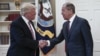 Donald Trump (lijevo) na sastanku sa Sergejem Lavrovim (desno)