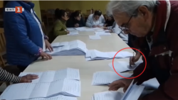 Стоп кадърът е архивен. Той показва как женска ръка в секция в Белица "гласува" от нечие име след като изборният ден е приключил. 27.10.2024 г.