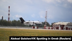 Avionul militar german care l-a transportat pe Aleksei Navalnîi la Berlin în timp ce ateriza la Omsk în 21 august 2020.