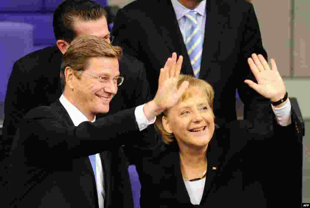 28 tetor '09 - Angela Merkel formalisht u zgjodh kancelare e Gjermanisë për një mandat të dytë nga Parlamenti gjerman. 