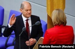 Olaf Scholz, în timpul ceremoniei de depunere a jurământului