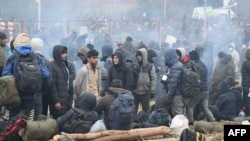 Migranți la granița dintre Polonia și Belarus.