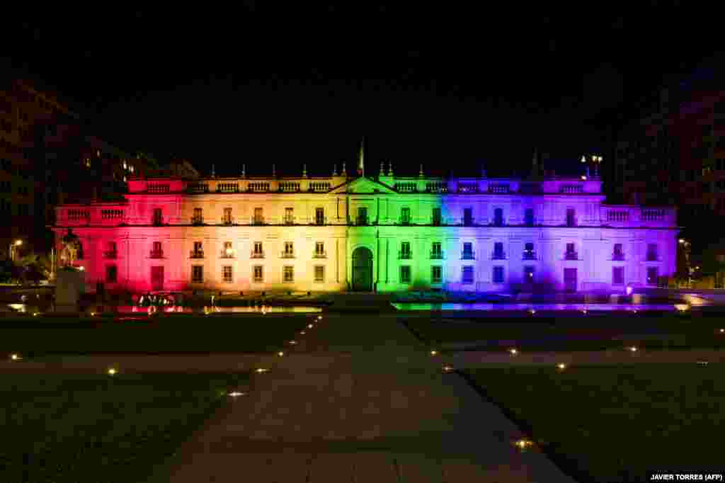 A kivilágított elnöki palota azután, hogy elfogadták az azonos neműek házasságáról szóló törvényjavaslatot