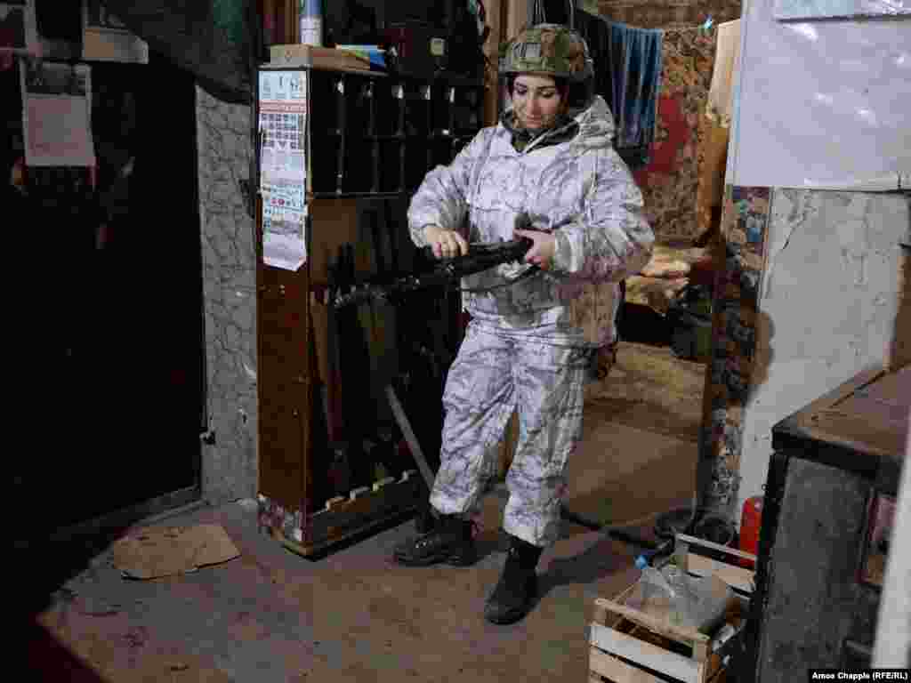 Жінка-війсковослужбовеь готується до виконання бойового завдання
