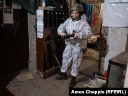 Ірина, українська військова, готує зброю на оперативній базі, перед тим як відправитися на передову