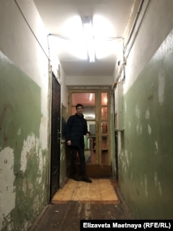 Лейтенант Павел Петраков в общежитии для военнослужащих