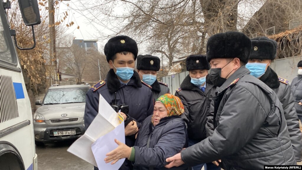 Одно из предыдущих задержаний участницы пикета перед зданием консульства Китая. Алматы, 8 декабря 2021 года