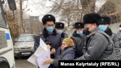 Одно из предыдущих задержаний участницы пикета перед зданием консульства Китая. Алматы, 8 декабря 2021 года