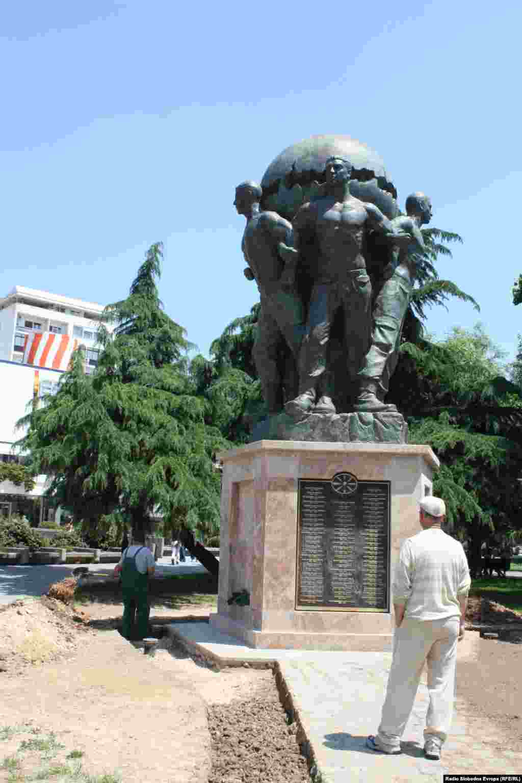 Za provedbu projekta pod nazivom ¨Skopje 2014.¨ zaduženi su Ministarstvo kulture Makedonije i grad Skopje. Planira se izgradnja i obnova 30 zgrada u samom centru grada, brojni spomenici – uključujući i statuu Aleksandra Velikog.