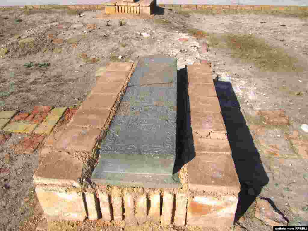 Mawzoleýiň öňündäki guburlaryň biri