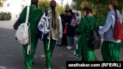 Okuwçy gyzlar (arhiw suraty)