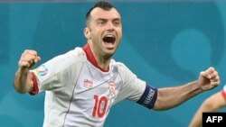 Напаѓачот на Македонија Горан Пандев слави откако го постигна голот на натпраеварот против Австрија, што беше прв на македонската репрезентација постигнат на европско првенство. 13 јуни 2021 година. 