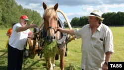 Aleksandr Lukașenka la cosit cu actorul francez Gérard Depardieu, Minsk, 23 iulie, 2015