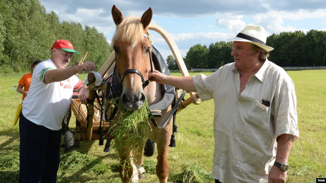 Aleksandr Lukașenka la cosit cu actorul francez Gérard Depardieu, Minsk, 23 iulie, 2015