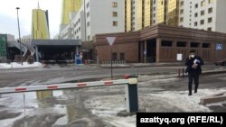 Прохожий в медицинской маске рядом с правительственными зданиями. Нур-Султан, 16 марта 2020 года.