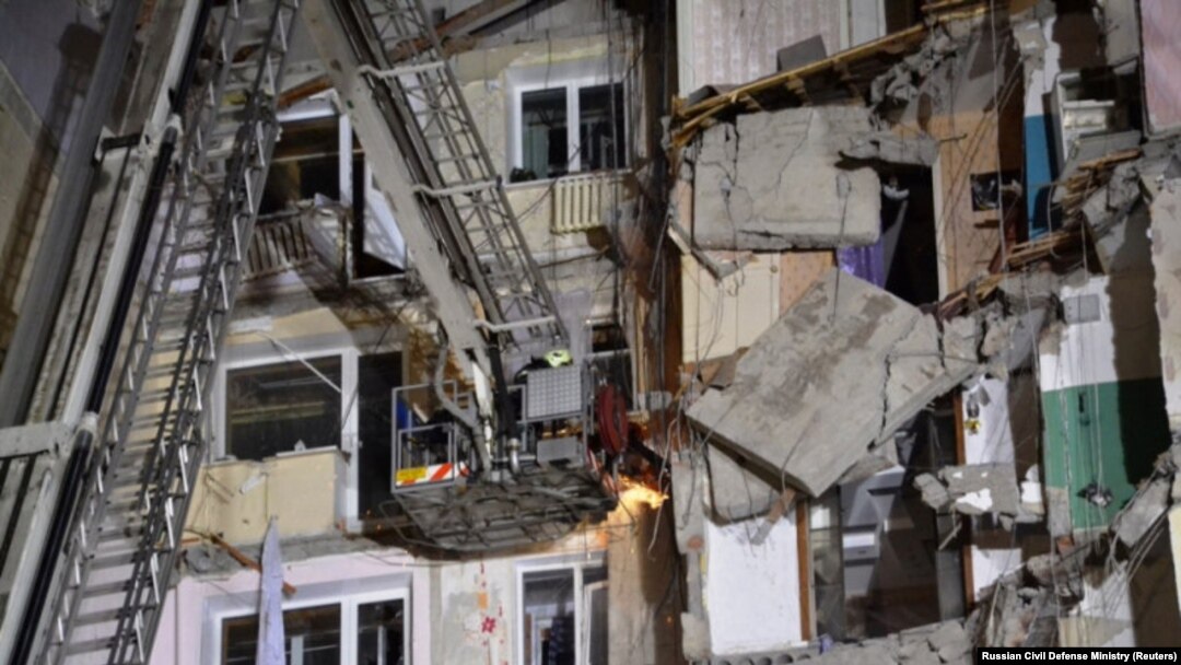 Rescuers workers look for survivors at the site of the tragedy in Magnitogorsk on January 2.
