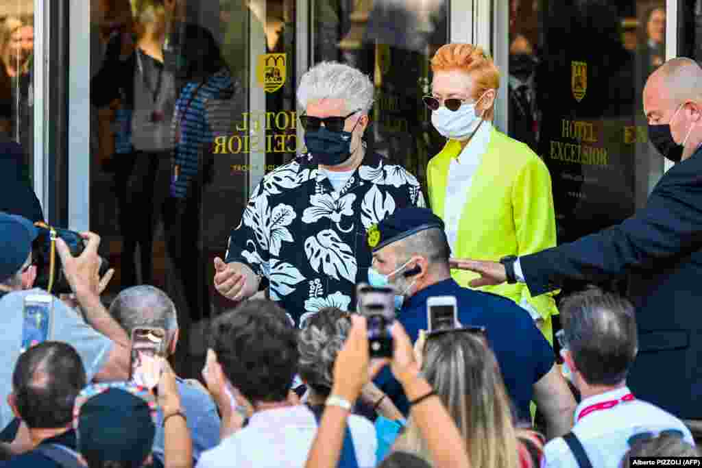 Španski reditelj Pedro Almodovar i britanska glumica Tilda Swinton (desno), sa zaštitnim maskama sreću se sa fanovima na filmu &ldquo;The Human Voice&rdquo; (Ljudski glas) koji se takmiči u konkurenciji festivala za nagradu Zlatni lav, 3. septembar, 2020.