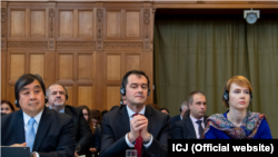 Украинская делегация слушает российские аргументы в Международном суде ООН в Гааге. Руководитель Меджлиса крымскотатарского народа Рефат Чубаров во втором ряду слева. 3 июня 2019 года