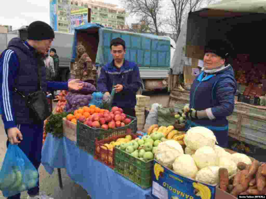 Килограмм иранских яблок на ярмарке продают по 350 тенге, по такой же цене &ndash; мандарины из Пакистана. Пучок зелени стоит 120 тенге.