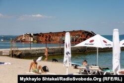 Українці відпочивають на пляжі Одеси на тлі затонулого танкера. 2 липня 2020 року