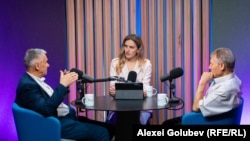 Invitații permanenți ai podcastului „Dincolo de Știri”, analiștii politici, Igor Boțan (stânga) și Nicolae Negru, în studioul Europei Libere
